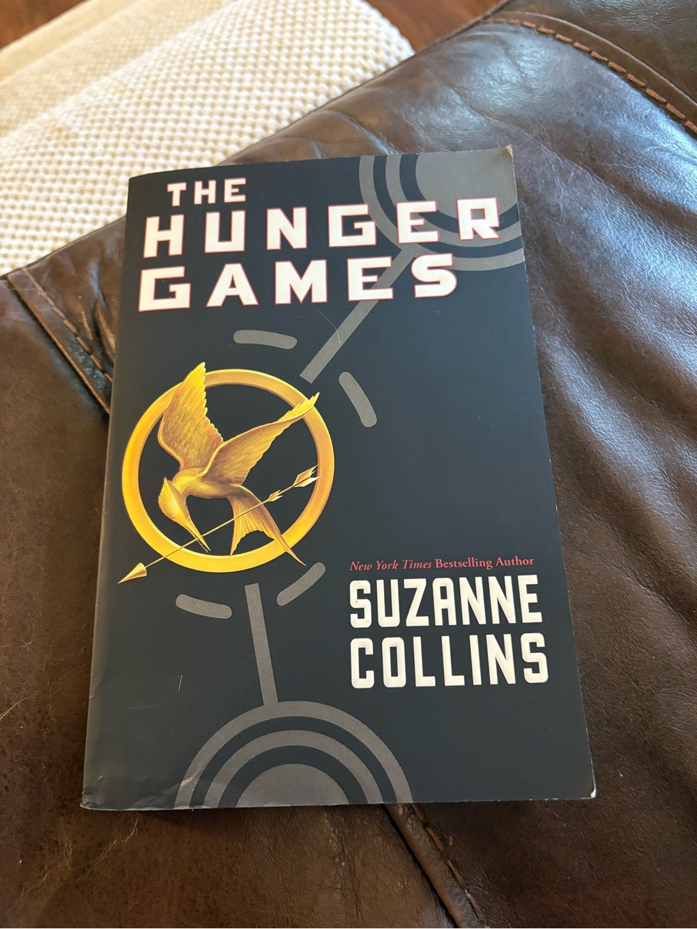 Scholastic The Hunger Games - Black with Gold Emblem
